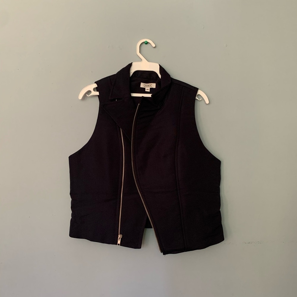 NOMIA: Vest